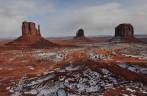 A visão clássica do Monument Valley, nessa época com neve, no Arizona, nos Estados Unidos